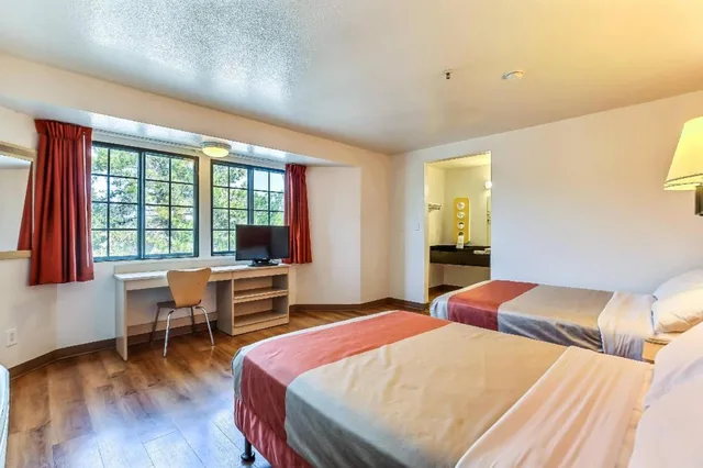 غرفة بسريرين كوين، Motel6 Pinole, CA 2/10