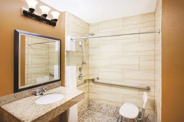 غرفة بسريرين كوين لذوي الإعاقة، La Quinta Inn & Suites by Wyndham Allen at The Village 7/9