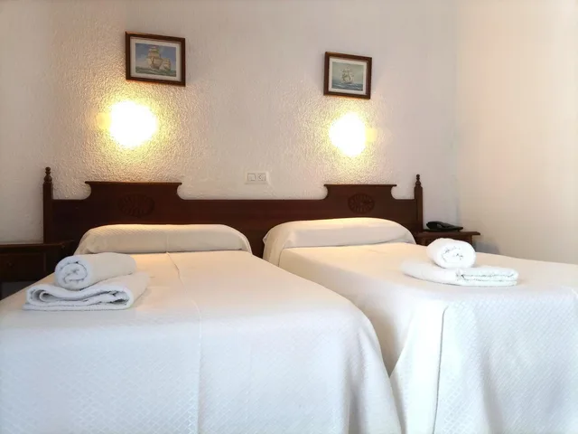 غرفة بسريرين منفصلين، Mercedes Hotel 2/3