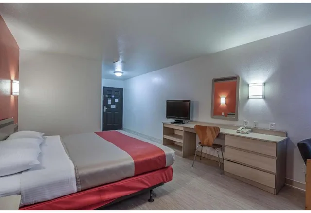 غرفة بسرير كينج لغير المدخنين، Motel6 Pasadena, TX 2/6