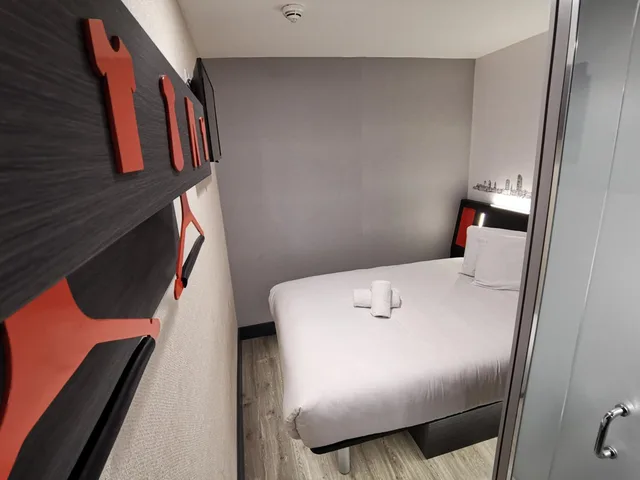 Standard, Double Bed, No Window، easyHotel Leeds City Centre 9/10