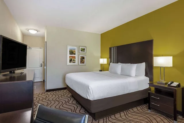 غرفة بسرير كينج لذوي الإعاقة، La Quinta Inn & Suites by Wyndham Artesia 2/4