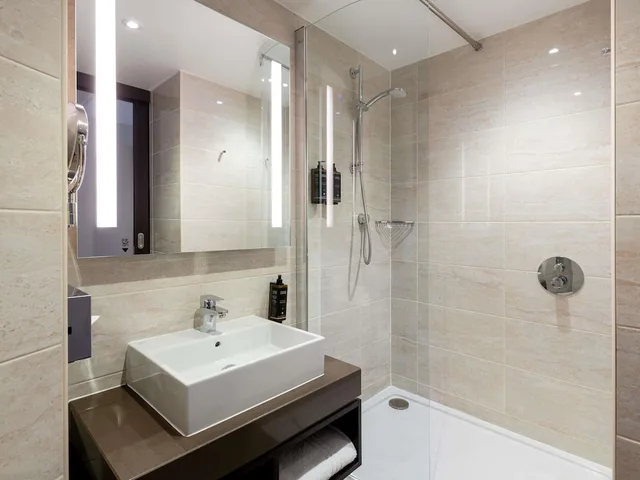 غرفة سوبيريور بريفيليج بسرير مزدوج، Mercure Edinburgh Haymarket 5/8