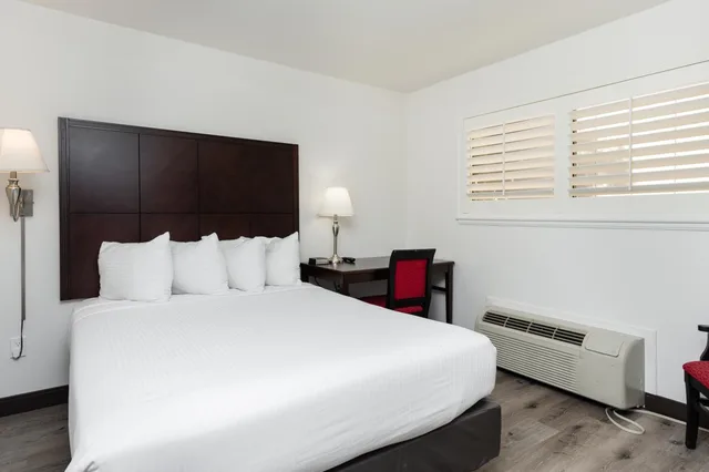 2 Bedrooms, Plus, Single, King Bed, 2 Queen Beds، Alpine Inn Near Convention Center And the Park 3/10