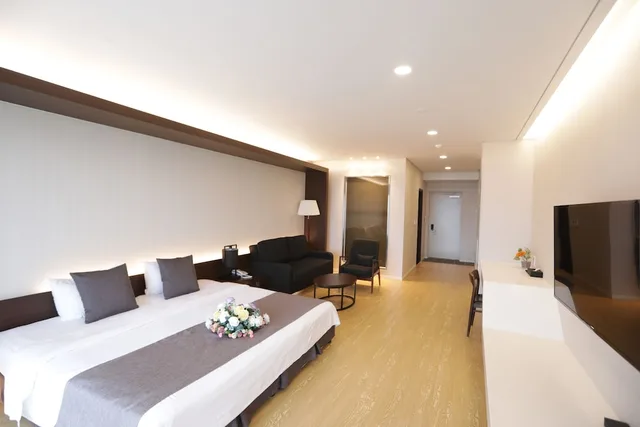 غرفة ديلوكس بسرير كينج، The Qube Resort Jeju 2/3