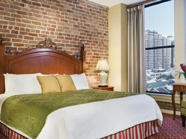 غرفة بسرير كينج بغرفة نوم واحدة مع أريكة، Club Wyndham La Belle Maison 1/3