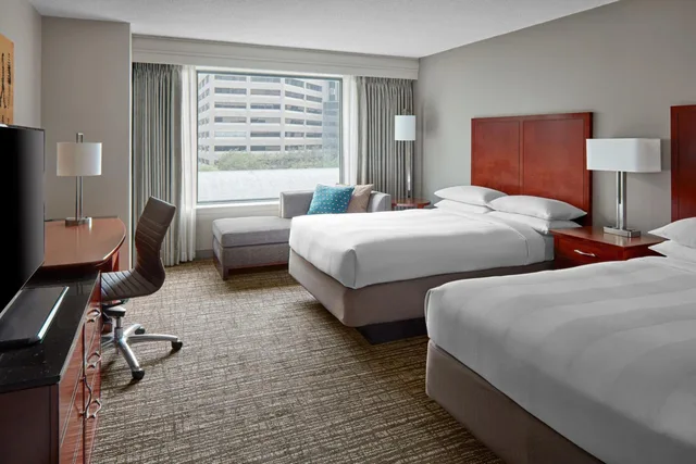 غرفة بسريرين مزدوجين بإطلالة على الفناء، Marriott Eaton Centre Toronto 4/6