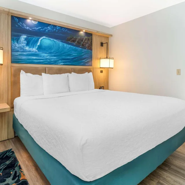 جناح بسرير كينج وسرير كوين مع أريكة بحوض استحمام لذوي الإعاقة، Best Western Plus Capitola By the Sea Inn Suites 6/7