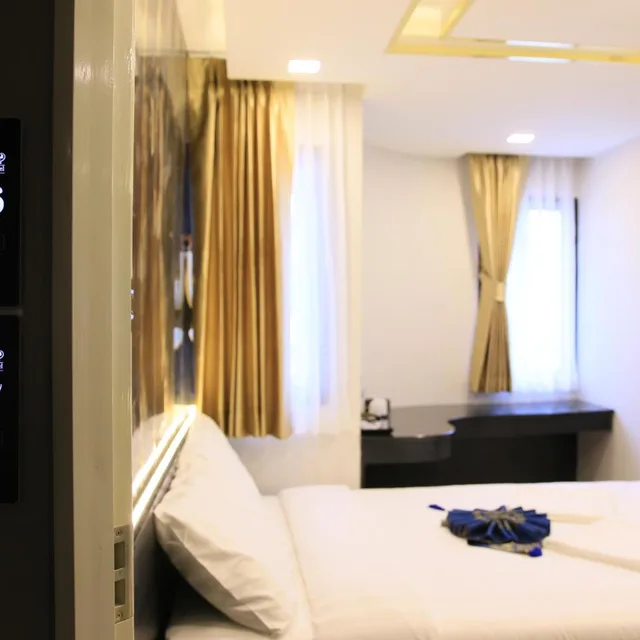 غرفة ديلوكس بسرير كينج وسرير كوين، Pratunam Atrium Hotel 7/10