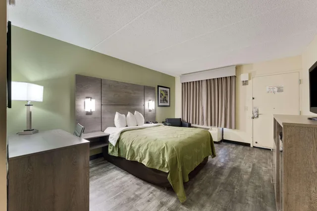 غرفة بسرير مزدوج بإطلالة على الجبل للمدخنين لذوي الإعاقة، Quality Inn Airport - Southeast 3/4
