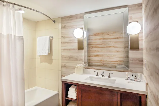 جناح بسرير كينج، PEORIA MARRIOTT PERE MARQUETTE 6/7