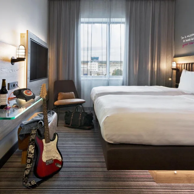 غرفة بسريرين منفصلين، Moxy Katowice Airport 3/9