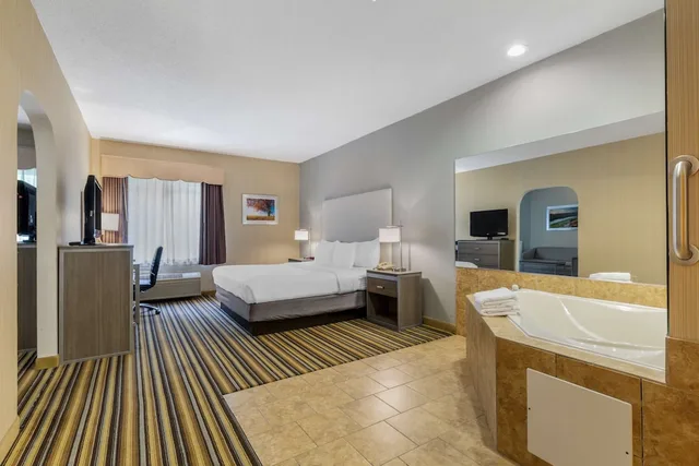 جناح بسرير كينج بحوض جاكوزي، Best Western Plus New England Inn & Suites 5/10