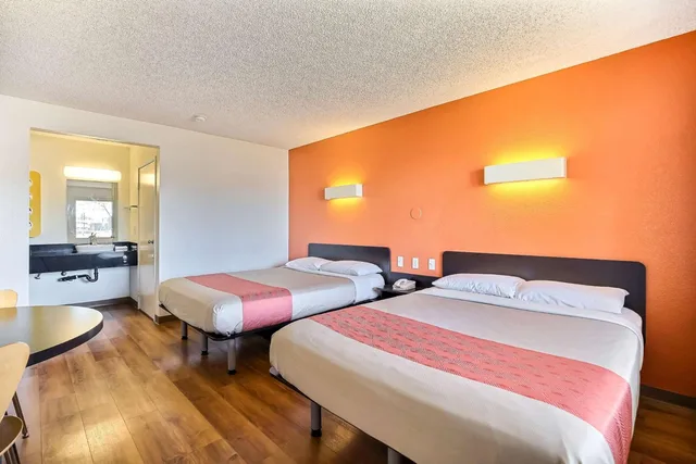 غرفة تنفيذية بسريرين كوين، Motel6 Oakland, CA - Embarcadero 2/5