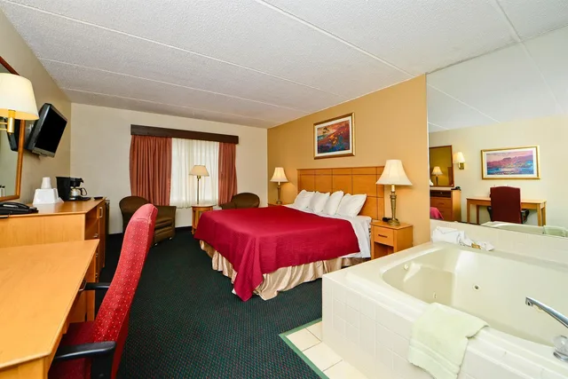 جناح بسرير كينج بحوض جاكوزي، Americas Best Value Inn and Suites St Cloud 2/2
