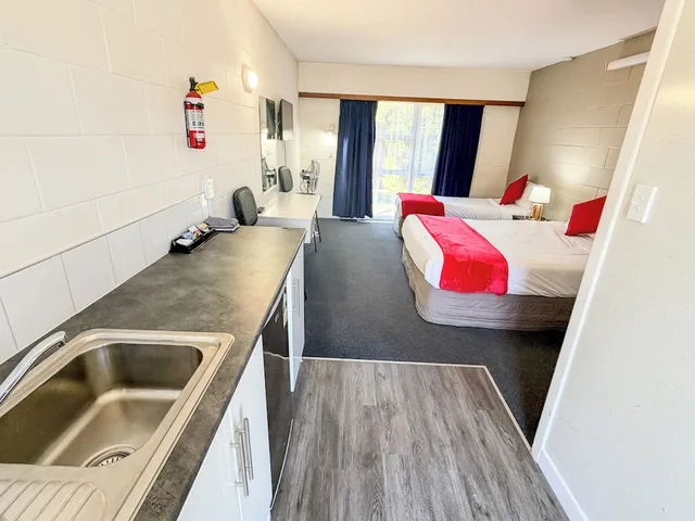 غرفة سوبيريور ثلاثية بسرير كوين وسرير فردي بغرفة نوم واحدة بمطبخ، Midway Pacifica Lodge 3/4