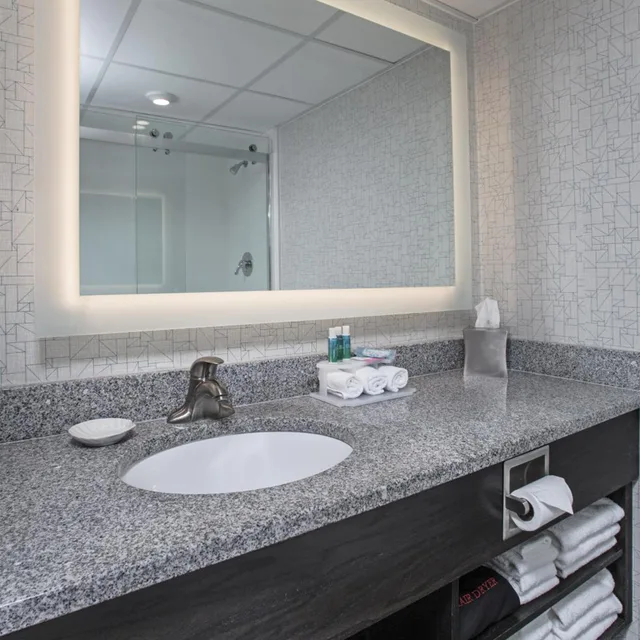 Room, 2 Queen Beds, City View, Holiday Inn Express Nags Head Oceanfront 3/5