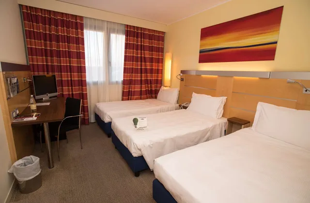 غرفة كلاسيكية بثلاثة أسرّة، Best Western Palace Inn 2/7