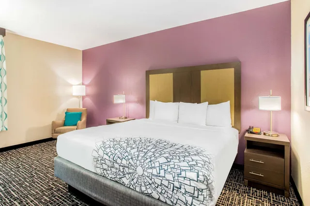 غرفة بسرير كينج لذوي الإعاقة، La Quinta Inn Suites Hillsboro 1/4