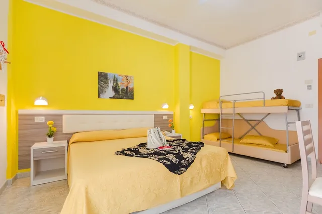 غرفة عائلية رباعية بسرير مزدوج وسرير فردي مع أريكة، Hotel Gloria 1/9