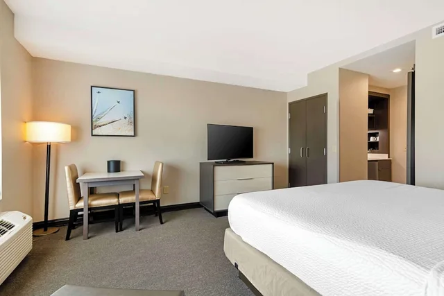غرفة قياسية بسرير كينج لذوي الإعاقة، Best Western Plus Executive Residency Rigby's Water World Hotel 6/9