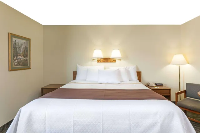 غرفة بسرير كينج لذوي الإعاقة، Days Inn by Wyndham Missoula Airport 4/4