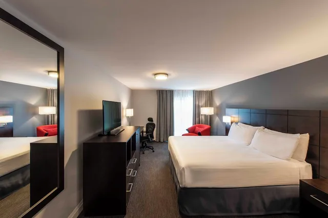 غرفة ديلوكس بسرير كينج، Georgian Bay Hotel, Trademark Collection by Wyndham 2/5