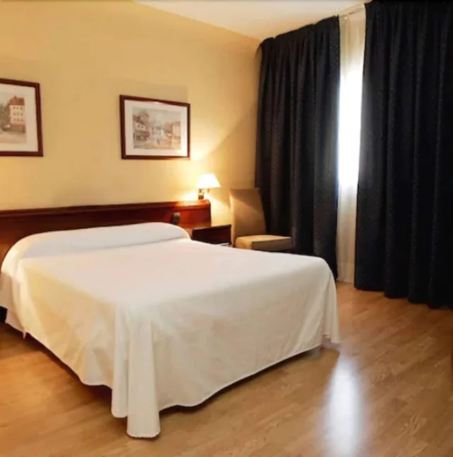 غرفة ثلاثية بثلاثة أسرّة، Hotel Vernisa 2/3