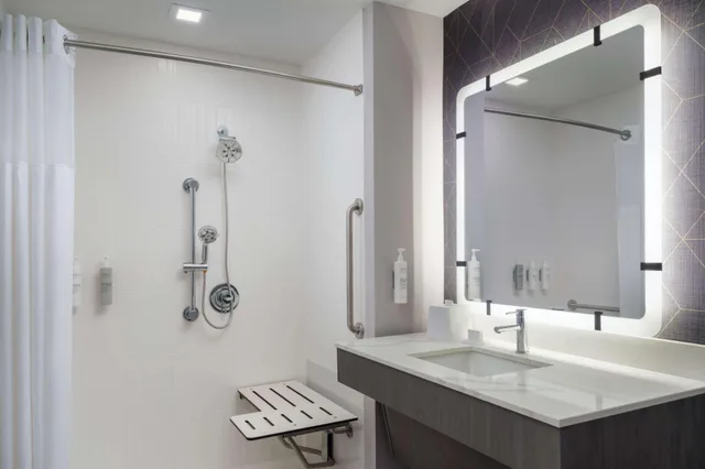 جناح لذوي الإعاقة، Homewood Suites by Hilton Raleigh Downtown 2/2
