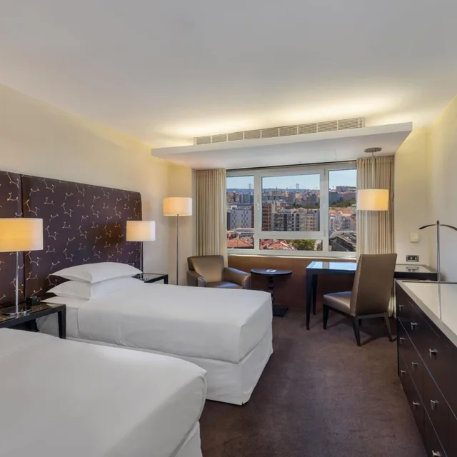 Guest Room, Deluxe, Twin Beds, Pool Access، SHERATON LISBOA HOTEL AND SPA 1/3