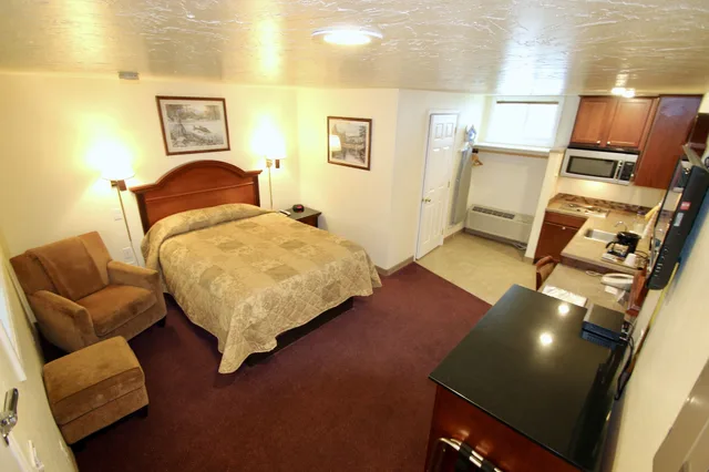 غرفة بسرير كوين بمطبخ صغير، Gateway Inn 3/5