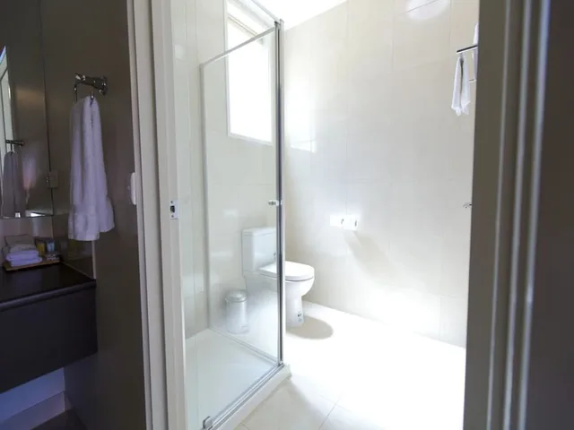 غرفة تنفيذية كبيرة بسرير كوين، Quality Inn Colonial 2/4