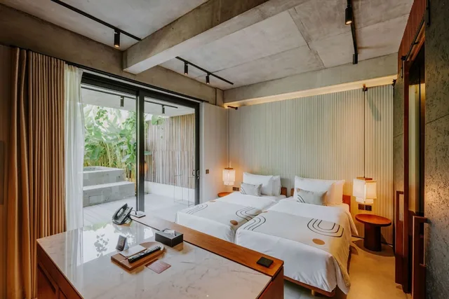Pool Studio Twin، The Komu 1/2