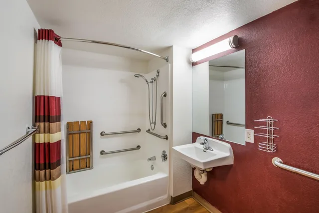 غرفة بسرير كوين لذوي الإعاقة، Red Roof Inn Rochester Airport 7/7