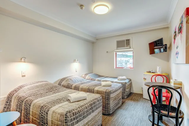 غرفة عائلية كبيرة بسرير كوين وسريرين فرديين بغرفتي نوم، Arena Hotel 2/6