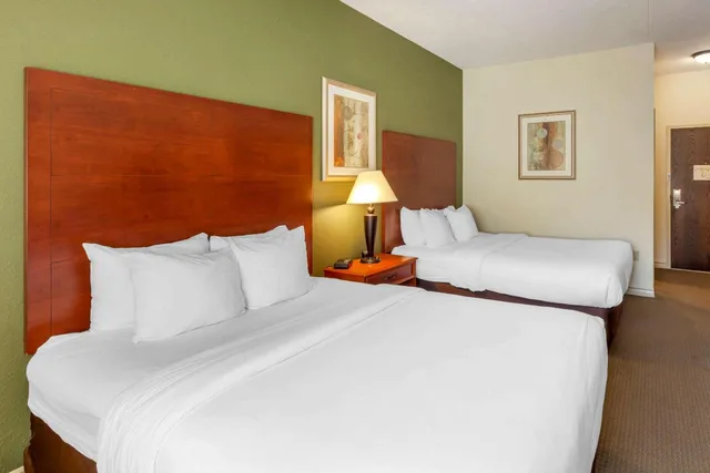 غرفة بزنس بسرير كينج وسريرين كوين، Comfort Inn & Suites Thousand Islands Harbour District 5/9