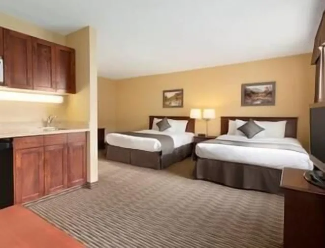 غرفة بسريرين كوين، Days Inn by Wyndham Calgary South 2/5