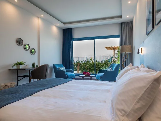 جناح جونيور، The Lead Hotel 2/2