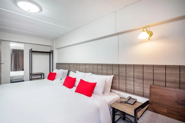 Family, 1 King and 1 Single Beds, Livotel Express Hotel Ramkhamhaeng 50 Bangkok 1/2