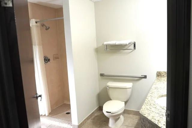 غرفة قياسية بسرير كينج لذوي الإعاقة، American Inn & Suites Waterford 6/6