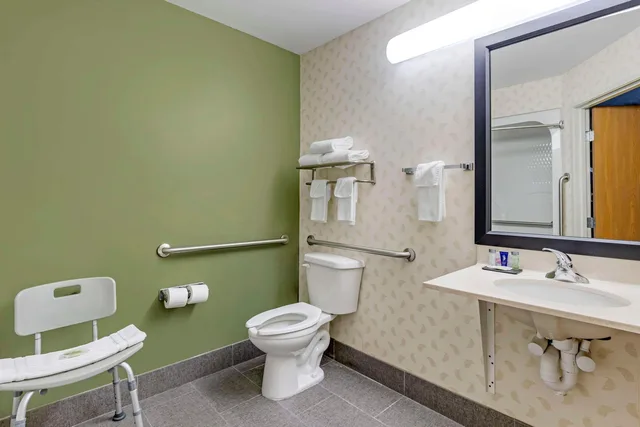 غرفة رباعية بسريرين كوين لذوي الإعاقة، Sleep Inn & Suites Charles City 5/6