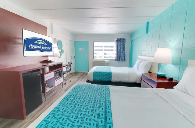 غرفة بسريرين مزدوجين، Howard Johnson by Wyndham Virginia Beach At The Beach 5/8