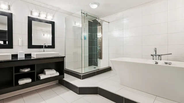 جناح بسرير كينج مع أريكة بمنطقة جلوس بحوض جاكوزي، Village Park Inn Calgary 7/10