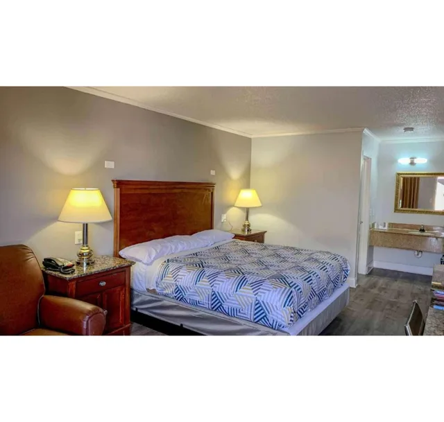غرفة بسرير كوين للمدخنين، Motel6 Newport News, VA 1/3