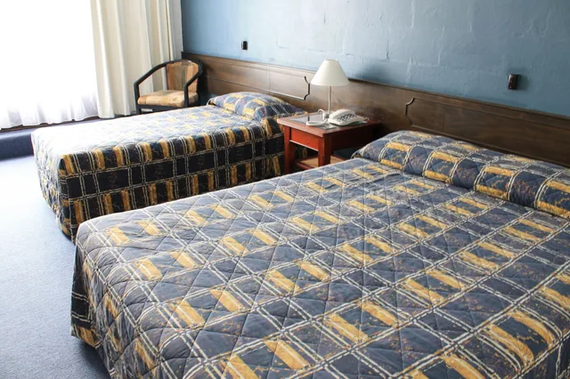 غرفة قياسية بسرير كوين وسرير فردي في الطابق العلوي، West Coaster Motel 2/7