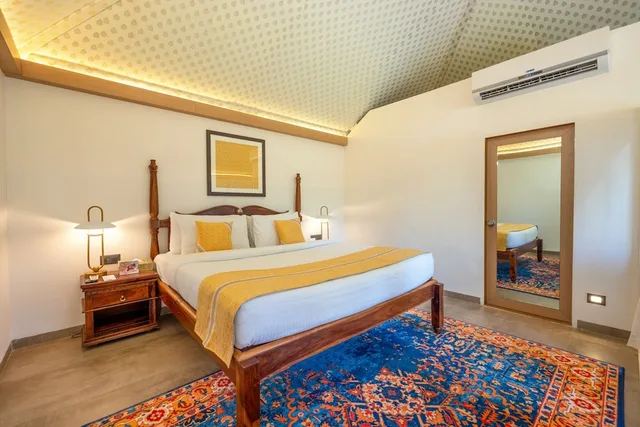 خيمة ملكية بسرير كوين، Fort JadhavGADH - A GADH Heritage Hotel 3/10