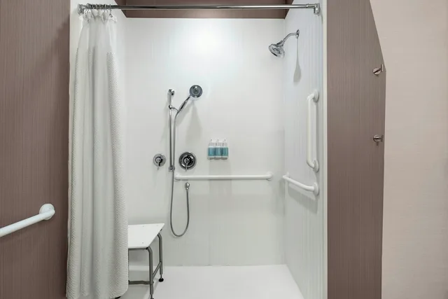 غرفة بسرير كينج مع أريكة، Courtyard By Marriott Fayetteville Fort Bragg Spring Lake 10/10