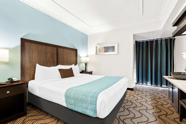 جناح بسرير كينج مع أريكة، Best Western Plus Irvine Spectrum Hotel 1/2