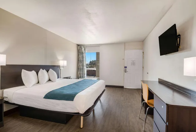 غرفة بسرير كينج لذوي الإعاقة، Motel6 Tucson, AZ- Downtown 2/7