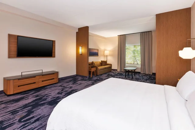 جناح تنفيذي بسرير كينج بغرفة نوم واحدة مع أريكة، Fairfield Inn and Suites by Marriott Knoxville Airport Alcoa 4/6